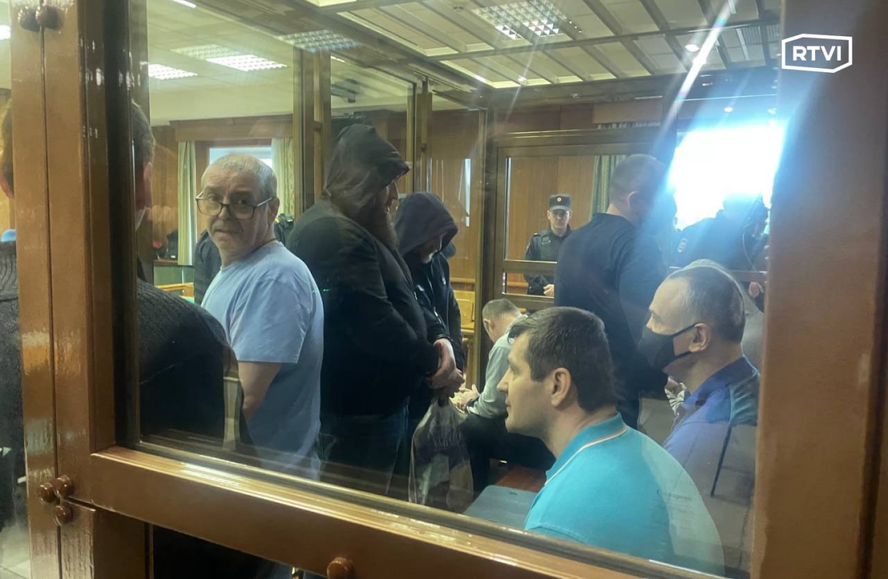 На приговор к членам таганской ОПГ пришли свыше 50 человек, передает корреспондент RTVI из зала суда Помимо адвокатов и представителей СМИ, в Мосгорсуде находятся родственники и друзья подсудимых. Перед началом заседания «таганские» прятались от камер журналистов и ворчливо называли их «блогерами». Сейчас зал суда наполнен до предела. Гособвинение ранее запросило для «таганских», признанных виновными в многочисленных убийствах, сроки от 23 до 25 лет лишения свободы