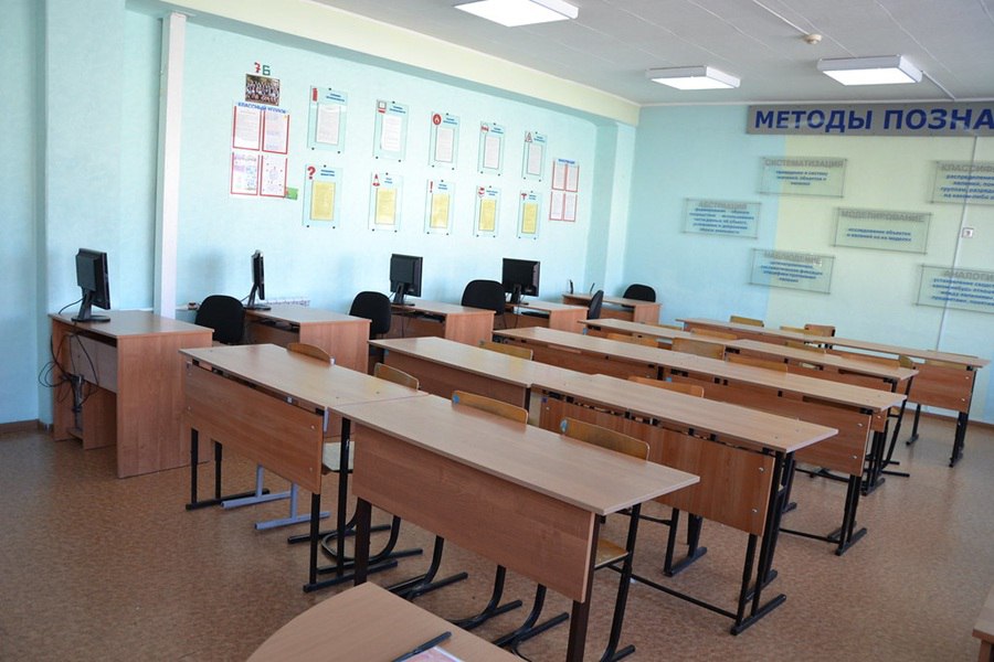 Прокуратура настаивает на строительстве в Новосибирске четырех школ за семь млрд Новосибирске на сегодняшний день не хватает около 10 школ Об этом на пресс конференции заявил заместитель прокурора области Александр Рудь Сейчас прокуратура вышла с предложением о строительстве в городе еще четырех объектов образования В приоритете Октябрьский Ленинский и Кировский районы Но конкретные локации еще находятся в стадии обсуждения При этом эксперты не исключают что уже через несколько лет в городе возникнут сложности с наполняемостью учреждений образования Подробнее читайте по ссылке INFOPRO54 Фото flickr автор Gensa Gensa