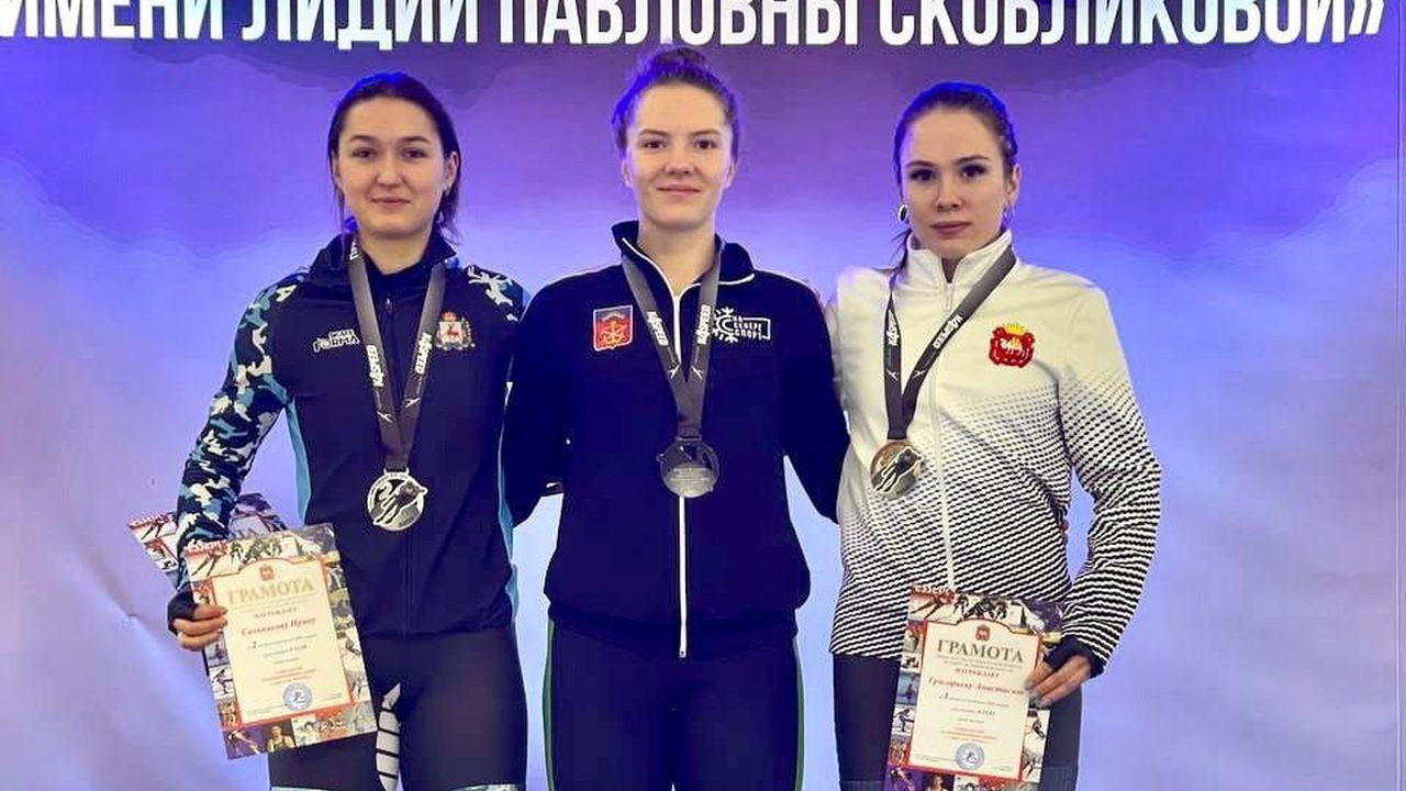 Северянка стала чемпионкой этапа Кубка России по конькобежному спорту  Ксения Коржова из Мурманской области одержала победу на третьем этапе Кубка России по конькобежному спорту, который прошел в Челябинске. На дистанции 3000 метров спортсменка показала время 4:09.35, опередив около 20 соперниц из разных регионов страны. Тренирует победительницу Наталья Зыкина.    Подпишись — Вести Мурман