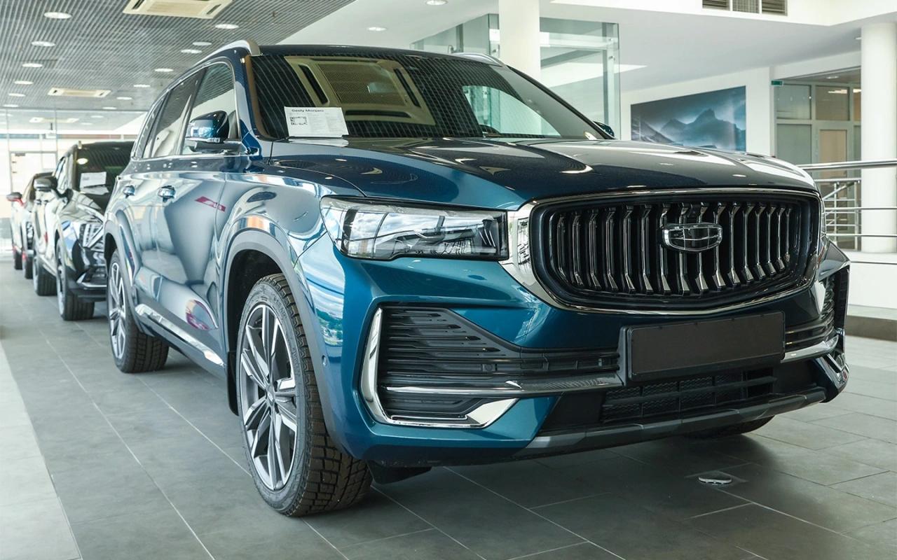 Geely опроверг информацию об уходе из России  «Бренд Geely продолжает работу в России и считает подобные источники информации не заслуживающими доверия», — заявили Autonews в пресс-службе марки.   Ранее в телеграм-канале «TAGAZ: На виражах автокультуры» появилась информация, что дилерам Geely объявили о полном выходе марки с российского рынка.  Источник канала утверждал, что в России останутся бренды Belgee и Knewstar, а модели Atlas и Monjaro в стране будут собирать под другими названиями.  #эксклюзив_autonews