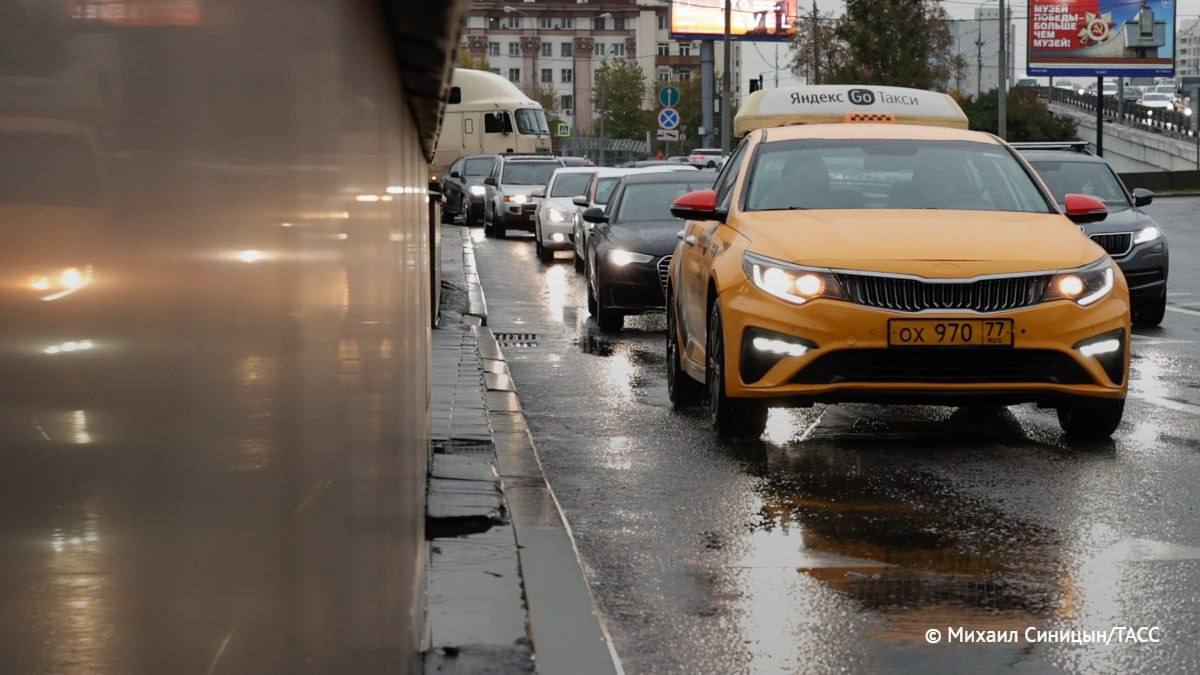 Стоимость поездки на такси в вечерние часы в Москве из-за непогоды выросла в среднем в 1,5-2 раза.  Такие данные приводит ТАСС.   О правилах безопасности в дождливую погоду читайте здесь.  Фото и информация: ТАСС