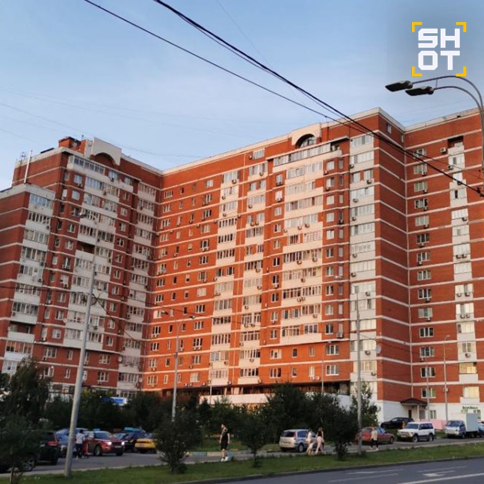 Совместно нажитое имущество более чем на 140 млн рублей предстоит поделить актёру Мерзликину с экс-супругой после развода. Бывшие, в том числе, вместе построили роскошный особняк в Подмосковье По данным SHOT, у 52-летнего Мерзликина есть участок площадью 1664 квадрата в деревне Милюково в коттеджном посёлке бизнес-класса. Там стоит огромный двухэтажный дом площадью 237 квадратов. На территории есть гараж площадью 35,2 кв.м и большая баня — 80 кв.м. Землю актёр приобрёл в 2006 году, дом строили около трёх лет, сделали русскую печь, любимой едой многодетной семьи были щи. Всё это имущество оценивается примерно в 80 млн рублей, а права числятся за Мерзликиным. Также у артиста есть Mercedes-Benz Gls 350 D 4Matic, 2018, цена на авто примерно 8 млн рублей. На уже экс-супругу актёра Анну оформлена квартира в московском районе Очаково-Матвеевское 2 фото . Евродвушка площадью 42,4 квадрата стоит на рынке около 17,5 млн рублей. Также у Анны есть два нежилых помещения — в ЖК The Loft в Духовском переулке 3 фото, площадь 52 квадрата, на рынке ≈ 21 млн рублей и на Автозаводском проезде площадь 39 квадратов, ≈ 16 млн рублей . Андрей Мерзликин развёлся с женой сегодня, в День любви, семьи и верности.