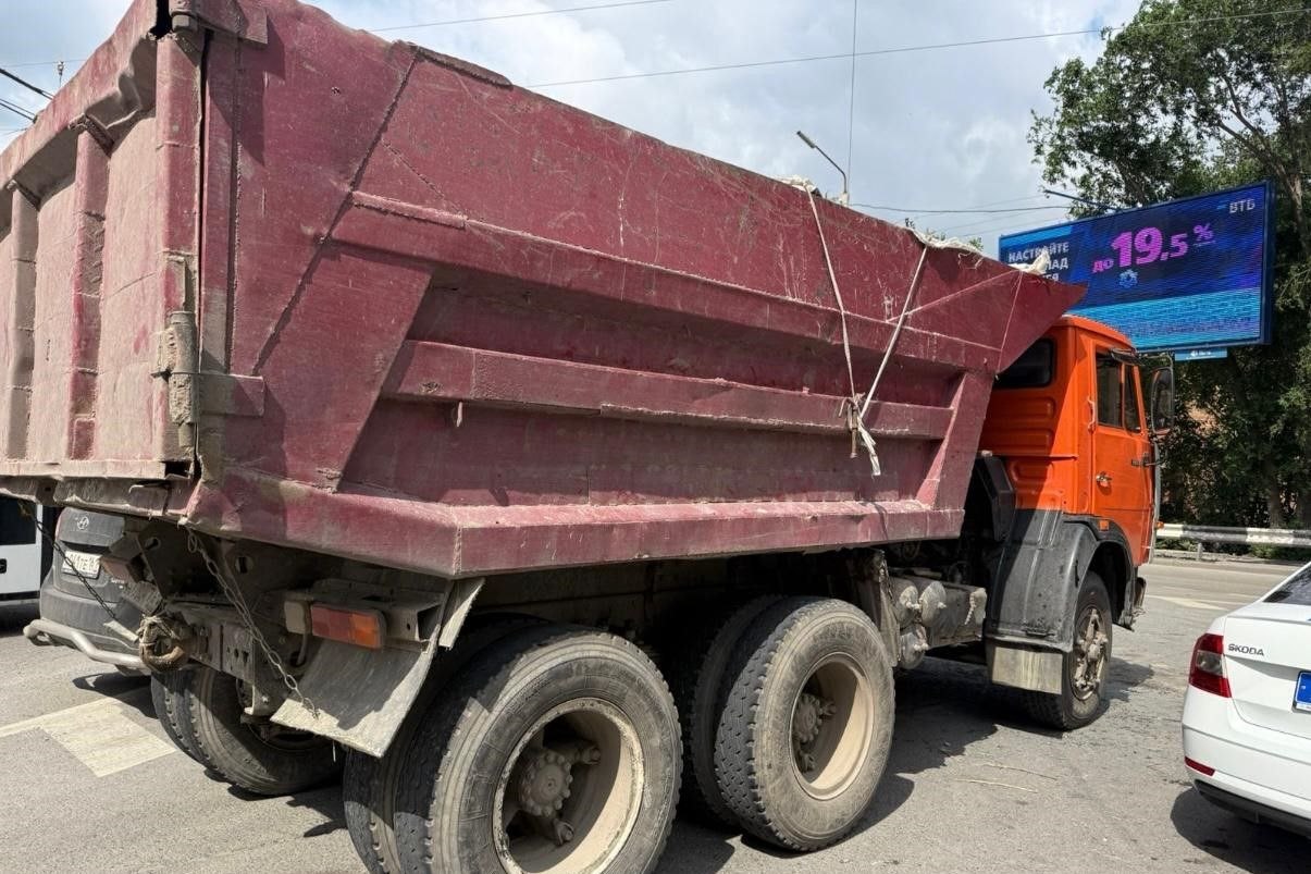 На Дону продолжаются рейды по пресечению деятельности «серых возчиков». Мероприятия, в которых принимают участие сотрудники областного министерства природных ресурсов и экологии а также ГУ МВД России по Ростовской области, проходят по поручению главы региона Юрия Слюсаря. Еще весной, глава донского региона отмечал, что сегодня закон предоставляет широкие возможности для наказания нарушителей, вплоть до ареста транспортных средств в случае повторных или особо грубых нарушений. «Дальше терпеть эту ситуацию, когда мусор вывозят в ближайшую посадку и вываливают его, а потом это становится объектом экологического бедствия, никто не будет», — подчеркивал ранее Юрий Слюсарь. В настоящее время составлено 114 протоколов об административных правонарушениях в части обращения с отходами, ведь «серые возчики», как правило, сваливают строительный мусор в лесополосах, провоцируя создание несанкционированных свалок. Общая сумма выписанных штрафов на сегодня превысила цифру в 570 тысяч рублей. Правительство Ростовской области напоминает, что граждане всегда могут не допустить образования несанкционированной свалки и сообщить о незаконном сбросе мусора в лесополосы и в другие не приспособленные для этого места. Если вы стали свидетелем правонарушения, вы можете в любое время обратиться в диспетчерскую службу и сообщить о нарушениях по номеру 863 283-20-38 или 102, 112. Подписаться Прислать нам новость
