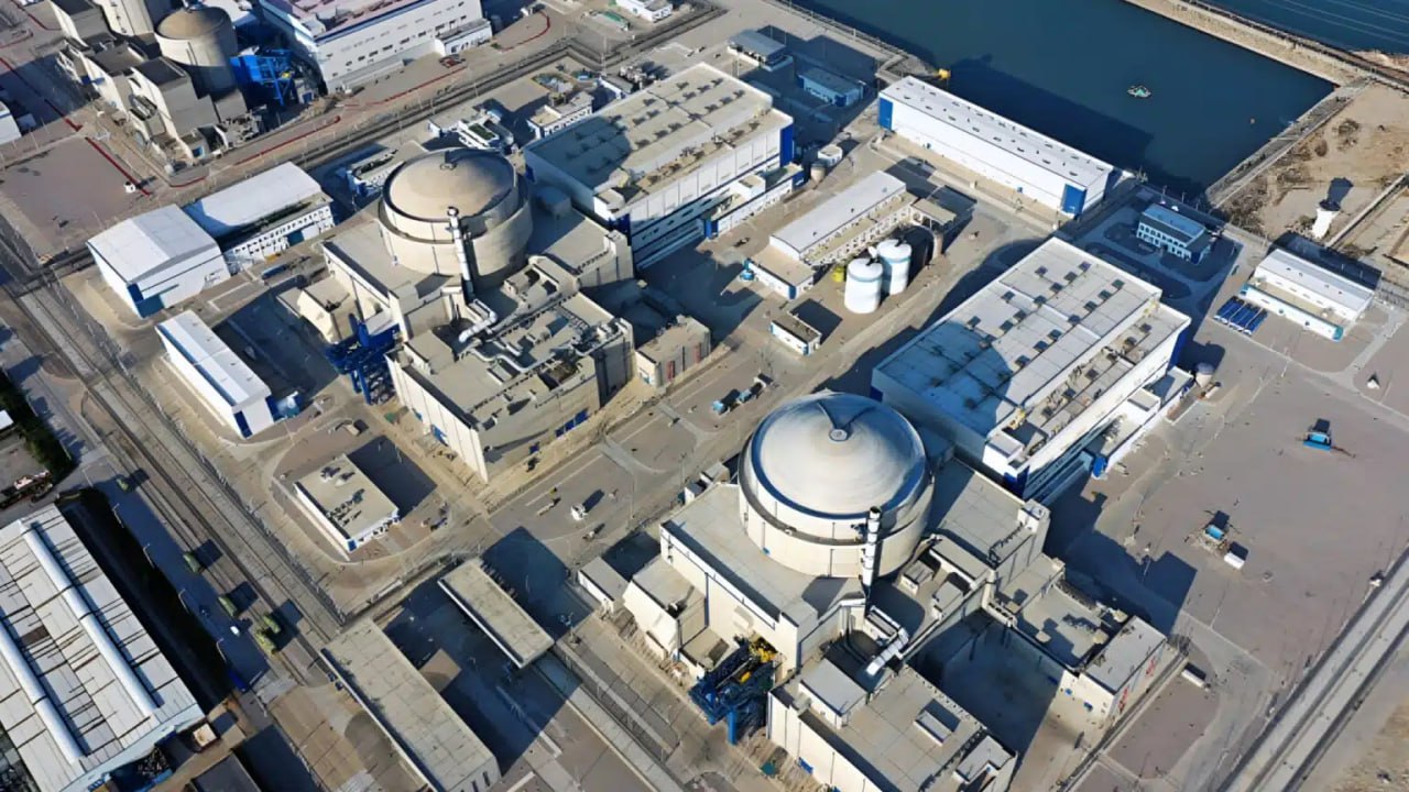 Стало известно место где построят вторую АЭС в Казахстане Премьер министр Олжас Бектенов подписал постановление о строительстве второй атомной электростанции в Жамбылском районе Алматинской области Проект реализует китайская корпорация CNNC ранее выбранная лидером консорциума Ранее в качестве возможных площадок для атомных проектов рассматривались поселок Улькен на берегу Балхаша и город Курчатов В итоге Курчатов было решено задействовать под строительство угольной ТЭЦ а атомную станцию разместить в Алматинской области