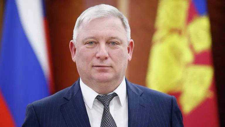 Генпрокурор просит лишить неприкосновенности депутата Госдумы Анатолия Вороновского Раньше он был вице губернатором Кубани В Госдуму поступило представление генпрокурора Александра Гуцана о даче согласия на лишение неприкосновенности депутата Госдумы Анатолия Вороновского сообщает сайт Думы В соответствии с регламентом спикер Госдумы Вячеслав Володин направил представление в комиссию по контролю за достоверностью сведений о доходах об имуществе и обязательствах имущественного характера представляемых депутатами и мандатным вопросам Одновременно с этим дано поручение об ознакомлении всех депутатов с поступившим представлением Депутат Госдумы VIII созыва от Единой России Анатолий Вороновский избранный по федеральному избирательному округу в Краснодарском крае входит в думский комитет по транспорту В 2017 2021 годах он был вице губернатором Краснодарского края За что Вороновского хотят лишить неприкосновенности пока не уточняется Подпишись на наш канал в Telegram MAX