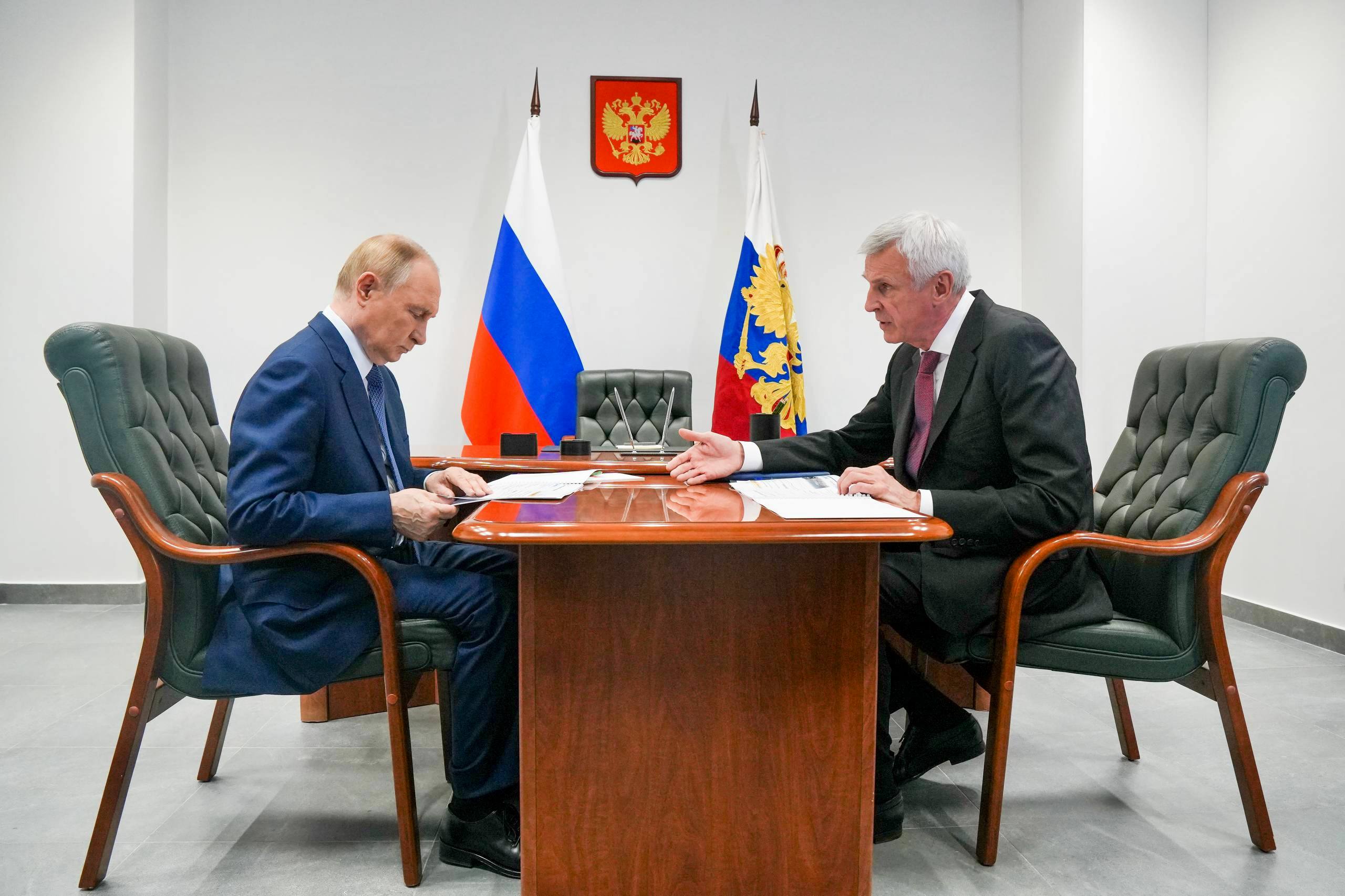 Президент России Владимир Путин утвердил перечень поручений по итогам рабочей поездки в Магадан Каждое касается поддержки проектов которые ждут колымчане завершение строительства родильного дома вторая очередь берегоукрепления бухты Нагаева в сторону Марчекана возведение комплекса лечебно диагностических отделений фтизиатрии и инфекционных заболеваний Кроме того для ключевых объектов будут изменены требования государственной экспертизы а также создадут на Дальнем Востоке специализированную организацию для научных разработок и исследований в сфере градостроительства проектирования и архитектуры