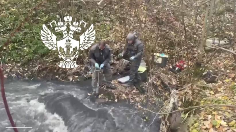 Инспекторы Росприроднадзора подтвердили что в реку Охта поступают загрязненные стоки из Муринского ручья В районе Муринского парка происходит аварийный сброс канализационных стоков мутно серого цвета в воду