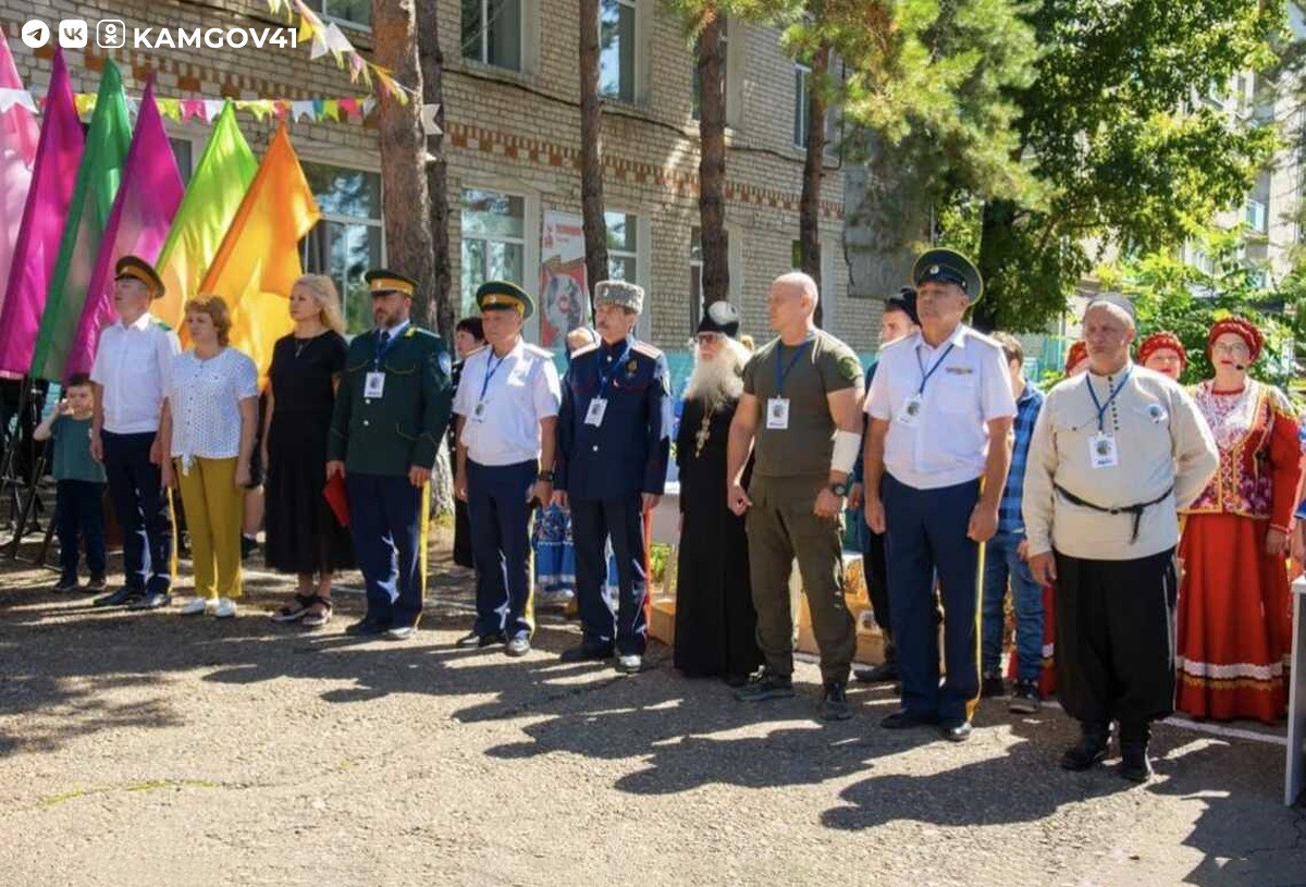 Камчатские казаки приняли участие в Дальневосточном круге Межрегиональный фестиваль прошёл в с Константиновка Амурской области От Камчатки в мероприятии приняли участие атаман отдельного Камчатского казачьего округа Уссурийского казачьего войска Виктор Махиня и заведующий отделом казачьей культуры Камчатского центра народного творчества Владимир Щербаков Проект Дальневосточный круг направлен на сохранение связи поколений Он не только знакомит казачью молодёжь с традициями ценностями и культурой но и воспитывает уважение к исторической памяти нашей страны камчатка камчатскийкрай казачество фестиваль Дальневосточныйкруг