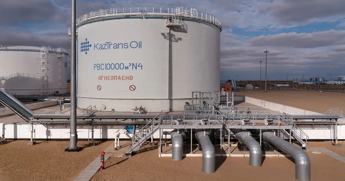 КазТрансОйл намерен нарастить в два раза поставки нефти в Кыргызстан и возобновить транзит в Узбекистан В декабре 2025 года КазТрансОйл планирует отправить по нефтепроводу в Кыргызстан до 20 тысяч тонн нефти Это на 10 тысяч тонн или в два раза больше чем в ноябре 2025 года Также казахстанская нацкомпания намерена осуществить транзит до 35 тысяч тонн нефти в Узбекистан в декабре 2025 года Читайте также КазТрансОйл перенаправил поставки нефти после украинских Чистая прибыль КазТрансОйла выросла на 23 7 Logistan info Логистика Экономика