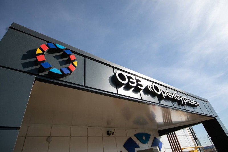 ОРТ Новости Оренбуржья ОЭЗ Оренбуржье заняла 10 е место по привлекательности в рейтинге 2025 года Особая экономическая зона Оренбуржье улучшила свои позиции в Национальном рейтинге инвестиционной привлекательности ОЭЗ 2025 года Она поднялась на две строчки и заняла десятое место в группе промышленно производственных зон Рейтинг составляется Ассоциацией кластеров технопарков и ОЭЗ при поддержке Минэкономразвития России В этом году оценивались 48 зон по расширенной системе из 41 показателя включая инновационную инфраструктуру и стратегическое планирование Оренбургская ОЭЗ обошла в рейтинге более старые зоны Калуга и Ступино Квадрат Лидерами стали ОЭЗ Липецк Алабуга и Алга Фото пресс служба областного правительства  Подписывайтесь на ОРТ в подробнее на канале ОРТ Новости Оренбуржья