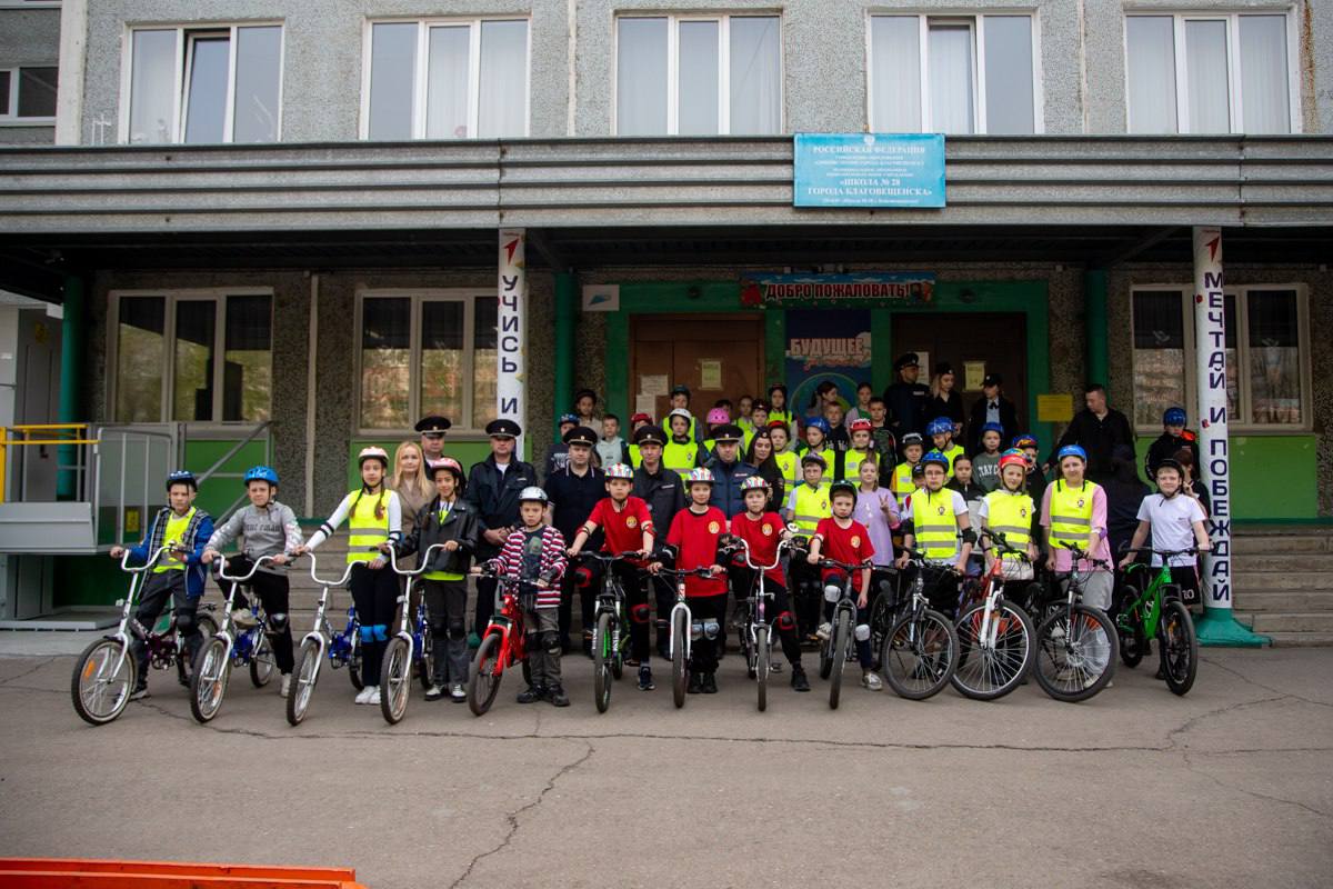 В 28-ой школе развернулся настоящий праздник безопасности: здесь прошёл городской конкурс «Безопасное колесо 2025» В конкурсе приняли участие 80 школьников из 20 учебных заведений города. Ребята продемонстрировали свои знания ПДД. Участники прошли 2 этапа соревнований: Первый этап «Знатоки правил дорожного движения» проверил теоретические познания школьников. На втором этапе участники виртуозно управляли велосипедами на специально оборудованной площадке автогорода. Юные гонщики продемонстрировали навыки фигурного вождения, соблюдая все правила, знаки и разметку. По итогам конкурса определили трёх победителей: Первое место заняла команда школы №14. Они настоящие профессионалы своего дела! Серебряные призёры – ученики школы №22 им. Ф.Э. Дзержинского. А бронзовую награду забрала команда школы №24. С победой участников конкурса поздравила заместитель мэра города Виктория Хопатько. Она лично вручила победителям заслуженные призы – новенькие велосипеды, самокаты и скейтборды! Теперь команда победителей готовится представить Благовещенск на областном этапе соревнований. Желаем ребятам успехов и новых побед!