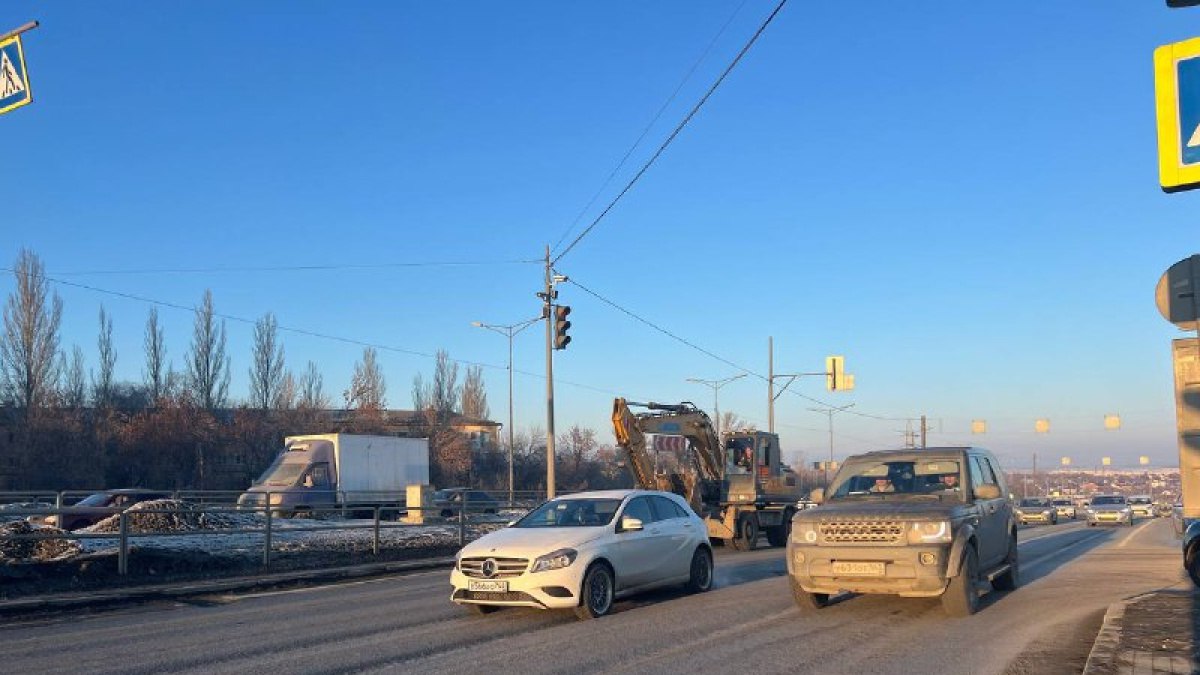 1  2  3  В Самарской области в 2025 году отремонтируют 216 километров дорог  В рамках национального проекта «Инфраструктура для жизни» в регионе в 2025 году запланирован ремонт 216 километров дорог. Из них 181 километр придётся на региональную сеть, а 36,5 километра — на улично-дорожную сеть Самары и Тольятти.  На региональной сети дорог работы пройдут в 17 районах Самарской области. Среди них Шигонский, Красноармейский, Пестравский, Богатовский, Ставропольский, Похвистневский, Кинель-Черкасский, Камышлинский, Большечерниговский, Большеглушицкий, Кошкинский, Волжский, Красноярский, Елховский, Приволжский, Хворостянский и Нефтегорский районы.   : ГТРК Самара