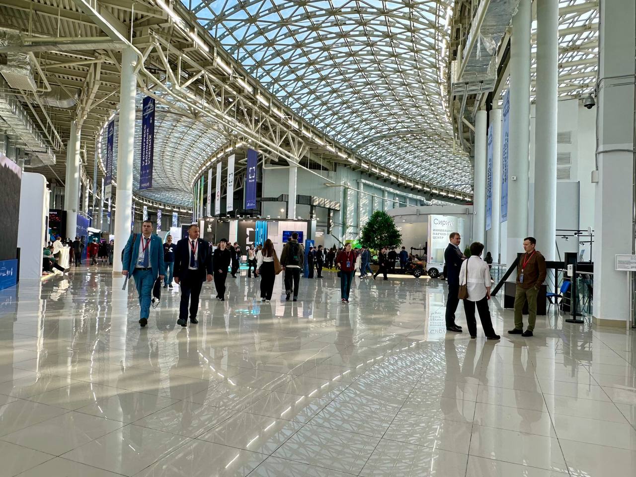 Главным научным словом 2025 года стало словосочетание искусственный интеллект Это уже второй год подряд когда оно лидирует по результатам всероссийского опроса среди научного сообщества проведенного Институтом Пушкина совместно с порталом Наука рф Это отражает устойчивый интерес к технологиям ИИ и их важную роль в ускорении научных исследований и анализе данных В пятерку значимых научных слов вошли также цифровизация нейросеть технологии инновации и интеллект Среди предметных терминов лидировали слова геном и фотоника naukaitochka