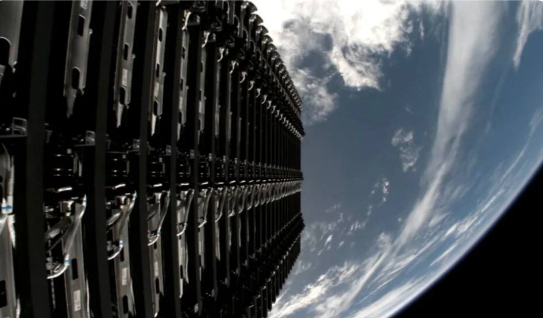 Необъяснимая аномалия на орбите вывела из строя спутник Starlink Компания SpaceX потеряла связь со спутником Starlink после резкого снижения высоты и появления обломков на орбите Аппарат потерял высоту на 4 километра связь прекратилась на отметке 418 километров Согласно сообщениям спутник пока цел вращается и скоро войдет в атмосферу Земли где полностью сгорит Причина аварии пока неясна хотя снижение высоты и появление множества мелких обломков указывают на возможный взрыв части спутника Компании LeoLabs удалось зафиксировать десятки небольших фрагментов вокруг аппарата Предположительно причиной стала внутренняя неисправность а не столкновение с другим объектом Астрофизик Джонатан Макдауэлл допускает ошибку в измерениях поскольку фактическое падение спутника могло быть иным Инженеры SpaceX ищут причину проблемы и внедряют новое программное обеспечение для защиты будущих аппаратов Сегодня на орбите функционирует более 9 тысяч спутников Starlink планируют увеличить количество до 42 тысяч обеспечивая доступ к интернету по всему миру Каждый спутник рассчитан на 5 7 лет эксплуатации и около двух аппаратов ежедневно сходят с орбиты самостоятельно Последний случай неестественного выхода из строя произошел менее чем через неделю после близкого сближения другого Starlink с китайским спутником Плотность орбитальных объектов растет увеличивая риски столкновений Фото SpaceX Telegram МAX все наши каналы