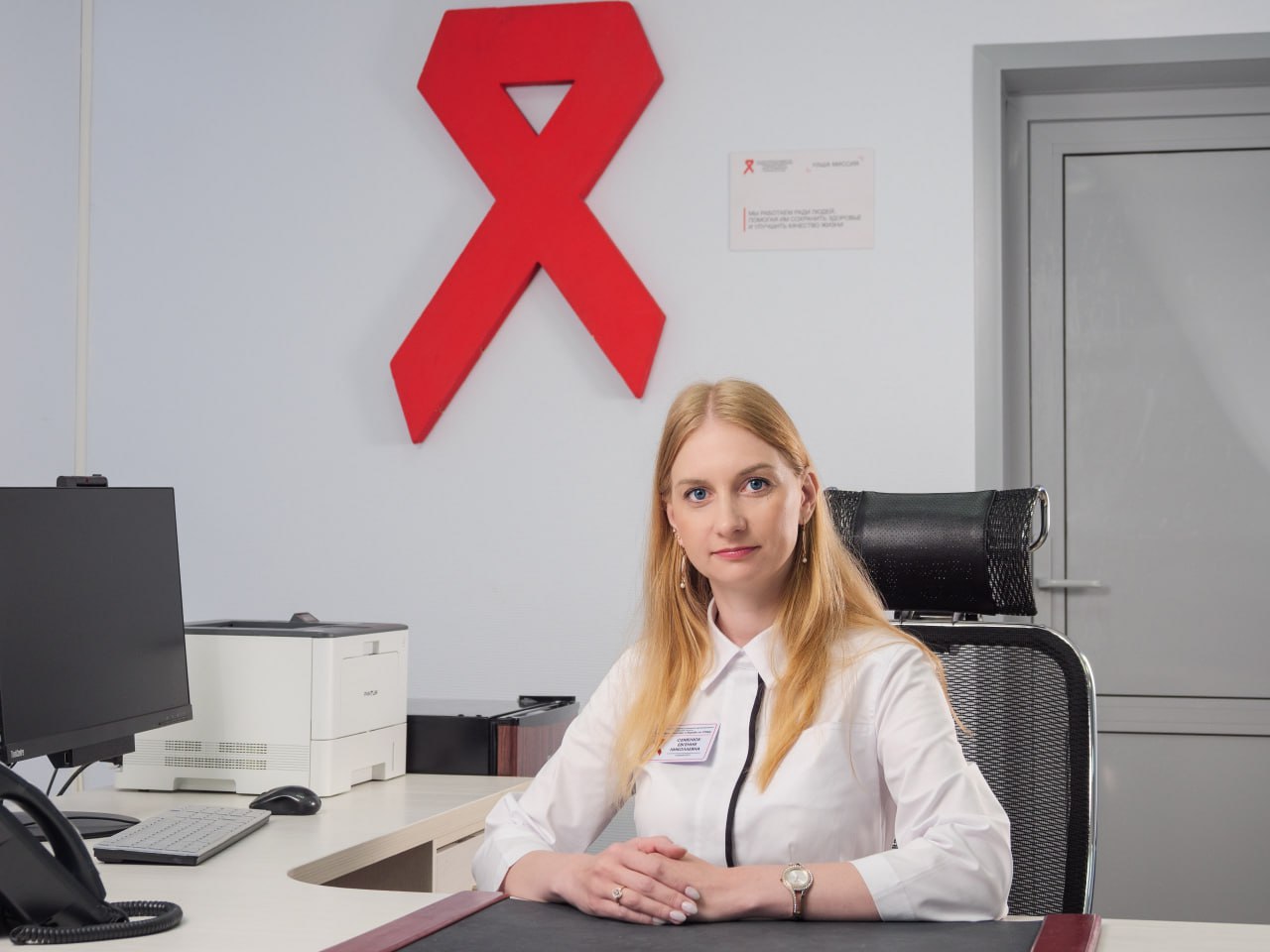 Более 759 000 человек узнали свой ВИЧ-статус в 2024 году Вирус иммунодефицита человека ВИЧ поражает иммунную систему, что делает организм более уязвимым к инфекциям и некоторым видам рака. ВИЧ передается через кровь, семенную жидкость, вагинальные выделения и грудное молоко. Ежегодно расширяется профилактический скрининг, благодаря этому происходит снижение новых случаев заболевания населения ВИЧ-инфекцией. Охват населения скринингом в прошедшем году составил 46,8%, за 6 месяцев 2025 года обследовано уже более 26,5 % населения Тюменской области, темп прироста заболеваемости минус 19,2 к 2024 году. Ежегодная сдача теста на ВИЧ – это культура, которая формируется у граждан. «Тест ВИЧ должен быть рутинной процедурой, как ежегодный скрининг крови на холестерин. Знать свой ВИЧ-статус нужно в первую очередь для того, чтобы вести полноценную жизнь: даже если в крови будет обнаружен вирус иммунодефицита, то ежедневный прием современных препаратов позволит контролировать здоровье и жить полной жизнью», - отметила главный врач Центра профилактики и борьбы со СПИД Евгения Семенюк. В Тюменской области для населения доступна сдача крови в поликлиниках, аутрич-офисах, в Центре СПИД и палатках здоровья. В случае выявления ВИЧ-инфекции, пациенту назначается антиретровирусная терапия. Ежедневный прием препаратов позволяет контролировать вирус в организме и человек продолжает активную жизнь. Профилактика ВИЧ — это задача не только медицинских работников, но и всего общества. #Центр_СПИД #медицина_ТО