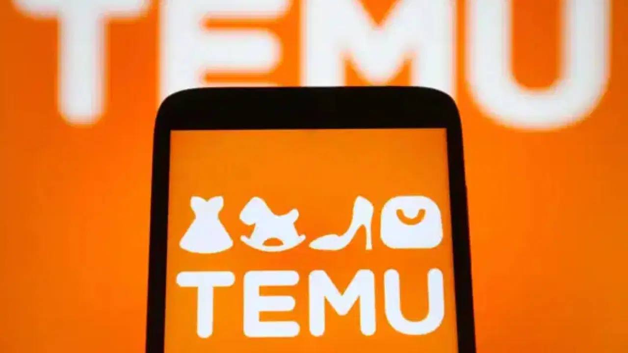 Маркетплейс Temu резко ограничил работу в Турции с платформы исчезли дешевые товары из за рубежа Теперь пользователям доступны только предложения от местных продавцов Изменения произошли после обыска в турецком офисе компании и отмены лимита в 30 евро на беспошлинные посылки из за границы Фактически это лишило площадку ее главного преимущества доступа к недорогому импорту Официально причины смены стратегии не называют но эксперты связывают это с требованиями властей и налоговыми изменениями Пока неясно является ли ограничение временным ochgt