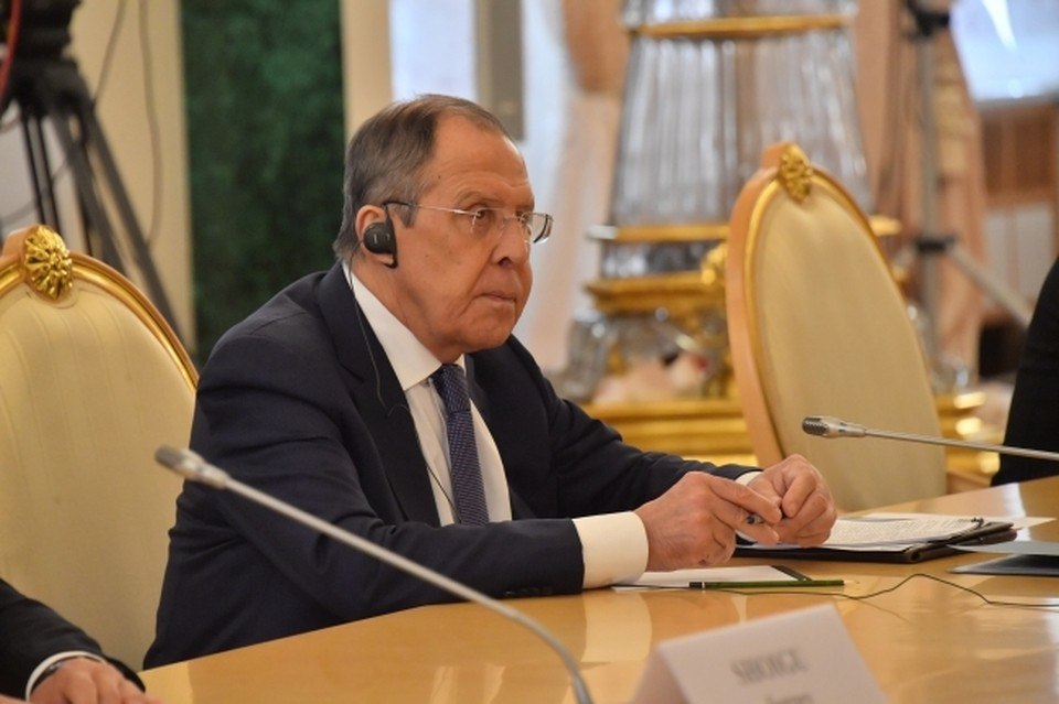Лавров предложил перенести штаб-квартиру ООН в Сочи Министр иностранных дел России отметил, что такое предложение озвучивал Сталин, который хотел, чтобы она работала в Сочи. «Сталин, кстати, это предлагал, и всерьез предлагал. Но потом пошел навстречу Рузвельту — сначала Лонг-Айленд, потом Нью-Йорк, Манхеттен», - сообщил Сергей Лавров на «Форуме будущего-2050». По мнению политика, такой перенос в настоящее время трудно произвести. «Это будет такое перемещение народов - страшно даже себе представить», - отметил министр иностранных дел. Организаций объединенных наций была создана после Второй Мировой войны как площадка для обсуждения вопросов международной безопасности.