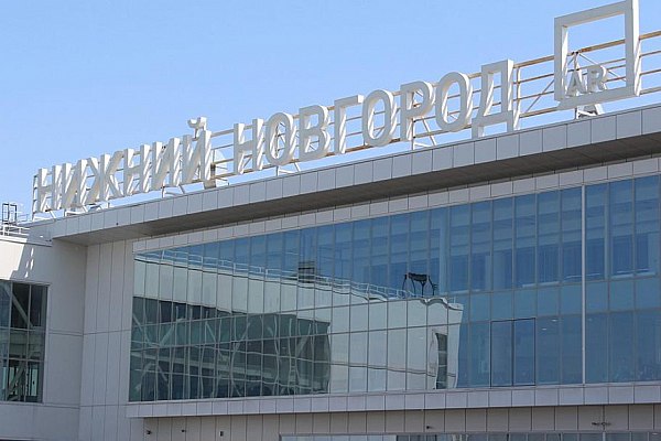 Самолет авиакомпании Россия ушел на запасной аэродром в Нижнем Новгороде из за тумана в Москве Сложные метеоусловия в Москве отправили на запасной аэродром в Нижнем Новгороде рейс авиакомпании Россия из Петербурга Густой туман не позволил приземлиться самолету в Шереметьево Об этом пишет Деловой Петербург Борт благополучно совершил посадку на запасном аэродром Нижнего Новгороде Ранее в столице объявили желтый уровень погодной опасности из за тумана Туман не впервые вынужденно отправляет самолеты на незапланированные посадки В конце октября рейс Петербург Магнитогорск авиакомпании NordWind из за плохой видимости сел в аэропорту Оренбурга На борту находился 181 пассажир за ситуацией следило надзорное ведомство aviaru net n289438