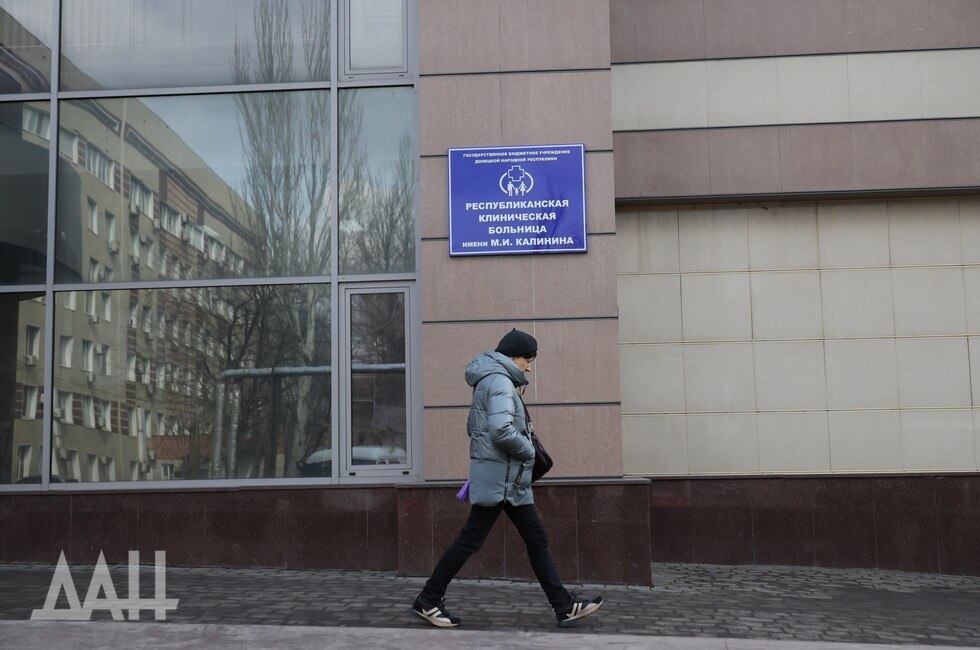 Путин по ВКС открыл микробиологическую лабораторию в больнице Калинина в Донецке Медицинские учреждения Республики смогут получить качественную быструю высокоспециализированную помощь по профилактике и диагностике инфекционных заболеваний что обеспечит санитарно эпидемическое благополучие региона Ежесуточно лаборатория может выполнять более 500 различных исследований сказал главврач больницы Иван Плахотников Читать полностью  Подпишись на нас в MAX