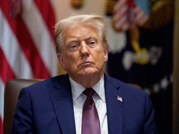 Трамп объявил Индии торговую войну за покупку российской нефти Дональд Трамп ввел 50 процентные пошлины на большую часть американского импорта из Индии исполнив угрозу наказать одну из крупнейших экономик мира за закупки российской нефти со скидкой Ранее в этом месяце вступили в силу тарифы США в размере 25 на индийские товары но Трамп объявил о планах удвоить ставку сославшись на закупки Нью Дели российской нефти которые по утверждению Белого дома косвенно финансируют специальную военную операцию России на Украине Подписывайтесь на Цифровой дозор