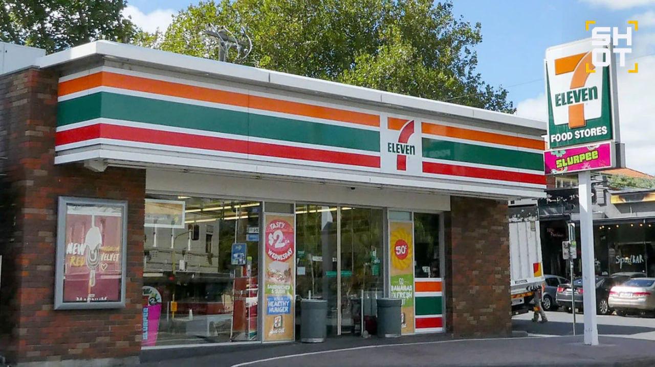 Сеть магазинов 7 Eleven может открыться в России в 2026 году По данным SHOT компания зарегистрировала в РФ 8 товарных знаков а также логотип на бумажных пакетах и фирменные полоски которые вывешиваются на продуктовой сети Из за ошибки в адресе компании с переводом на русский язык всё получилось оформить только со второго раза Мы в Telegram Мы в MAX