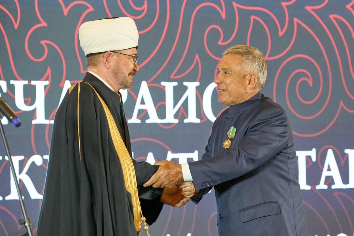 Председатель Духовного управления мусульман РФ муфтий Равиль хазрат Гайнутдин вручил Раису Татарстана Рустаму Минниханову высшую награду Совета муфтиев России орден Почета Аль Фахр Татарстан News Татарстан News в MAX