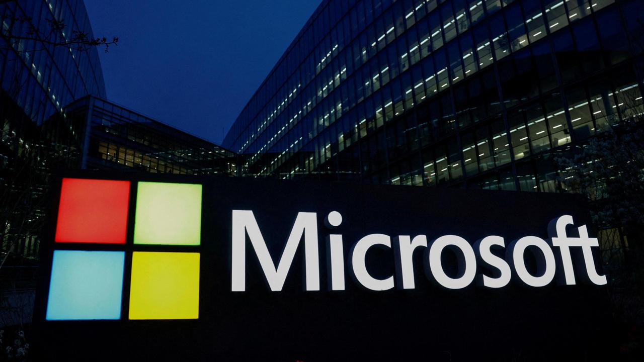 Microsoft сокращает штат на 3% — новая волна увольнений коснется как минимум 6000 человек в корпорации. В компании объяснили ситуацию «организационными изменениями, необходимыми для успеха в условиях меняющегося рынка». По данным журналистов, сокращения должны затронуть все подразделения Microsoft — а значит, и игровое в том числе. Правда, сколько именно человек на этот раз потеряет работу, пока неясно. К слову, это крупнейшая волна увольнений в компании с 2023 года. Тогда под удар попали 1900 сотрудников Activision Blizzard, а чуть позже закрыли Arkane Austin и Tango Gameworks правда, последнюю в итоге спасла корейская Krafton . Что ж, ждем, будет ли Microsoft закрывать игровые студии на этот раз. «Кинопоиск Игры»