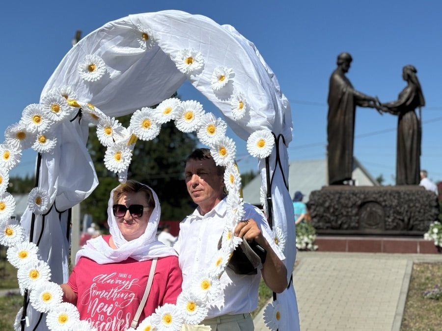 В Рязанской области вырос средний возраст заключения брака  Об этом сообщает Рязаньстат. По их данным за 10 лет в регионе было создано 69 тысяч семей. При этом сегодня жители региона официально оформляют отношения в 1,4 раза реже, а доля пар, живущих в гражданском браке, на полпроцента выросла.  Граждане не спешат создавать семьи. Средний возраст женихов и невест в Рязанской области увеличился на 3 года – у женщин до 31, у мужчин – до 34 лет.  При этом за 10 лет каждый восьмой брак заключался в возрастной группе старше 50 лет. 1 тыс. мужчин и 2,6 тыс. женщин серебряного возраста 60+ нашли свое счастье и создали семьи.  Фото из архива РВ.