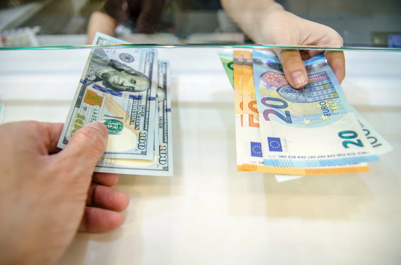 Россияне в три раза чаще покупают валюту, чем продают, при этом лидер по продажам — евро, лидер по покупкам — доллар, рассказали РИА «Новости» аналитики финансового маркетплейса «Банки.ру».  В первой половине 2025 спрос россиян на обмен валют снизился на 37%, выяснили эксперты. По их данным, самой популярной валютой остается доллар — ежемесячно количество заявок на них составляет примерно 53,8% от общего числа, на евро — 34,8%.  Число заявок на продажу евро ежемесячно составляет примерно 15% от общего числа. А на покупку доллара приходится 50% всех заявок. По мнению аналитиков, это может быть связано с ограничениями использования евро за пределами Евросоюза и сложностями в логистических связях с Европой.  Они также выяснили, что россияне больше всего  порядка 60%  обменных операций производят с валютой объемом до 10 тыс. долларов, около 28% — до 1 тыс. долларов и примерно 7% — до 100 тыс. долларов.  Кроме того, по данным авторов исследования, в первой половине 2025 года китайскую валюту чаще покупали, в месяц число таких заявок варьируется от 5 до 15%, чем продавали — менее 1% всех заявок. Аналитики поясняют, что такая динамика связана, в том числе с интересом россиян к путешествиям и бизнес-поездкам в Китай.