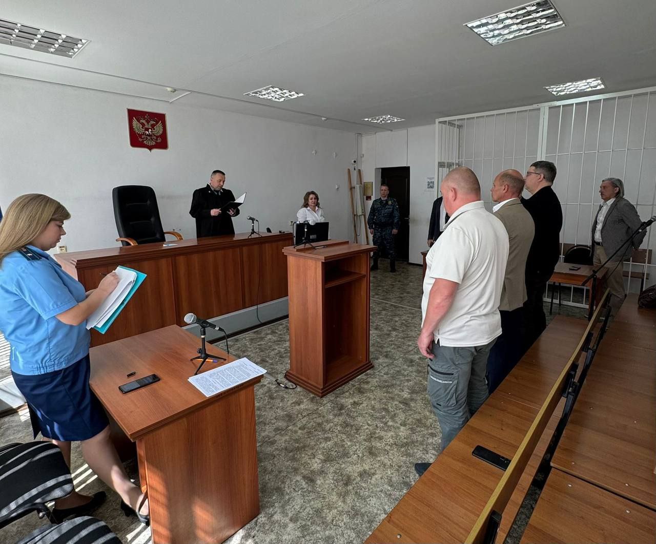 Бывшего областного министра здравоохранения признали невиновным в браконьерстве Алексей Овчинников оправдан. Суд объясняет своё решение тем, что доказательств его виновности, представленных стороной обвинения, не достаточно. 10 февраля 2024 года на территории Первомайского округа подсудимые незаконно убили косулю. На трассе «Каспий» «Лада 212140» и «Тойота Камри» остановили сотрудники дорожной полиции. Во время досмотра автомобилей были обнаружены мясо и внутренние органы животного. Министерство экологии и природных ресурсов области оценило ущерб в 40 тысяч рублей. В одной из машин был нетрезвый глава регионального Минздрава. Алексей Овчинников во время досмотра матерился, угрожал и попытался оказать сопротивление полицейским. Это сняли на видео, Овчинников был задержан. После того, как МВД опубликовало скандальные кадры, он публично извинялся и потерял должность. Суд признал двух других участников тех событий виновными в незаконной охоте. Браконьеры оштрафованы на 100 тысяч и 150 тысяч рублей.