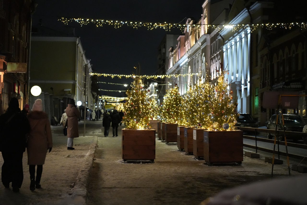 6 декабря в Кирове начнет работу проект Зимняя Спасская Гостей ждет праздничная атмосфера с красивой подсветкой тематическими фотозонами и насыщенной программой концерты мастер классы и различные развлечения На ярмарке можно будет приобрести сувениры изделия народных промыслов а также товары от местных производителей и фермеров Одной из особенностей этого года станет фестиваль елей от районов Кировской области Каждая украшенная ель будет отражать культурные традиции своей территории К участию также приглашаются местные компании и организации Для удобства и безопасности гостей с 29 ноября по 28 февраля движение транспорта на участке улицы Спасской будет ограничено По будням останется одна полоса для машин а по выходным и праздникам улица станет полностью пешеходной ПрогулочнаяСпасская Спасская КировскаяОбласть43