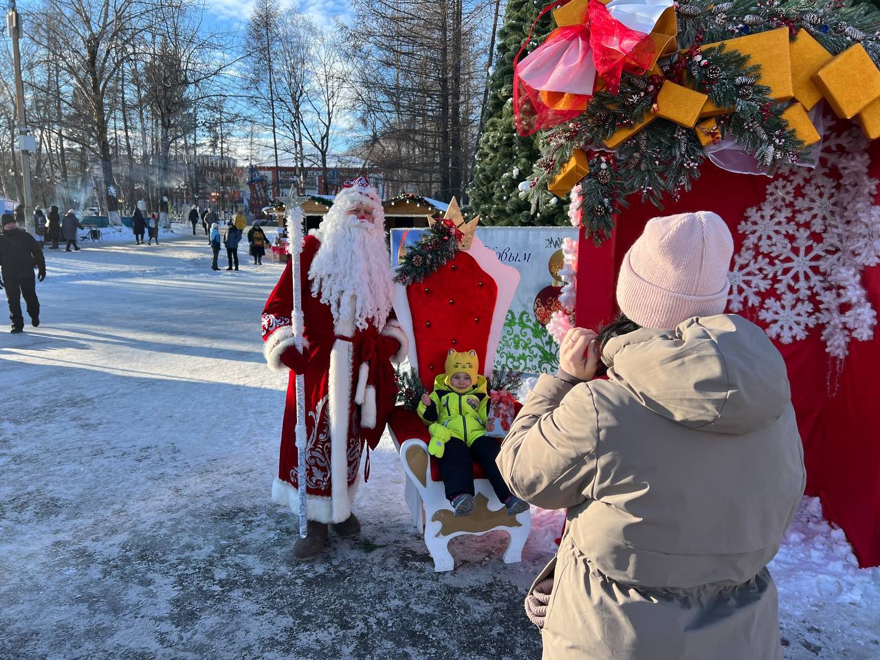 Ярмарка открылась в парке «Сказка» в Елизово, она работает с 11:00 до 18:00.  Посетители могут приобрести здесь свежие продукты от местных производителей, домашние заготовки, подарки к Новому году.    Подписаться   Предложка   Чат