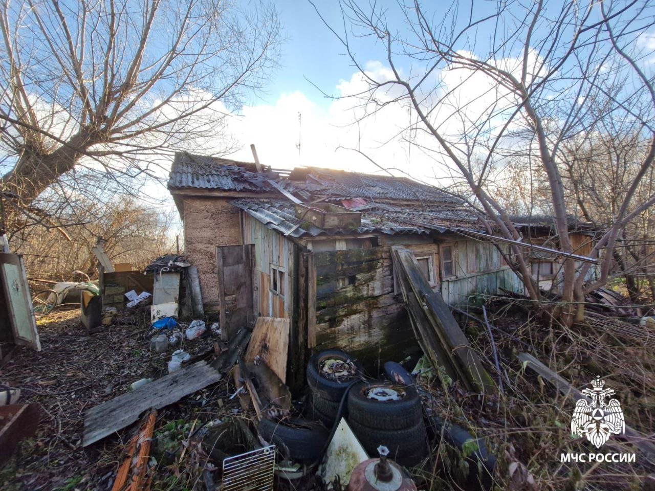 #СводкаМЧС   Вновь неисправная труба дымохода стала причиной пожара, в этом раз в Михайловском районе.    За сутки пожарно-спасательными подразделениями Рязанской области ликвидировано 6 пожаров, спасен мужчина:   Во время тушения пожара вечером 22 ноября на улице 3-е Бутырки в Рязани был спасен мужчина 1960 г.р., госпитализирован. В тушение  участвовали 13 человек, 4 единицы техники.    Сообщение о загорании в поселке Октябрьский поступило в 10:46 22 ноября. В течении 25 минут пожар был потушен. Жилой дом поврежден на площади около 4 кв.м. Не допущено распространения огня. В тушении участвовали 8 человек, 3 единицы техники.   МЧС России напоминает:  регулярно проверяй печь на наличие трещин, вовремя проводи побелку;  прочисти дымоход от сажи для хорошей тяги;  никогда не оставляй топящуюся печь без присмотра и не поручай следить за ней детям;   отделай пространство перед печкой предтопочным листом,  не суши на печи или рядом с ней вещи и дрова.