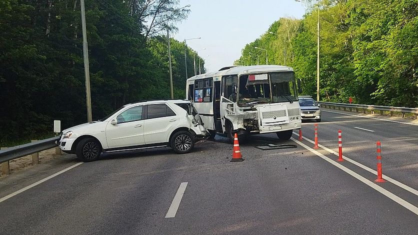 В тройном ДТП в Орловской области пострадали два пассажира автобуса ДТП случилось на Северном подъезде к Орлу Водитель автобуса ПАЗ врезался в стоящий "Мерседес". От удара иномарку отбросило на барьерное ограждение, а после в нее врезался "Рено Меган" Вести-Орел. Подписаться