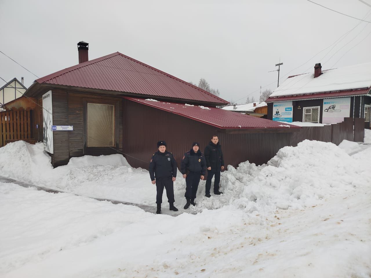 ‍  В Кировской области мои коллеги спасли 8-летнего ребенка из снежного плена    Школьник около пяти часов провел под съехавшей с крыши глыбы снега.    31 января в 23.55 в дежурную часть пункта полиции в посёлке Нагорский поступило сообщение от местной жительницы о том, что её 8-летний сын не вернулся с прогулки.    В поиске пропавшего мальчика принимали участие все находившиеся на службе сотрудники пункта полиции «Нагорский» и часть жителей посёлка.     В первую очередь полицейские определили маршруты по которым ребенок мог возвращаться домой. Около часа ночи на улице Леушина сотрудники полиции обратили внимание на кучу снега, которая сошла с кровли нежилого здания.   Оперуполномоченный уголовного розыска Андрей Костылев, водитель дежурной части Андрей Исупов и участковый уполномоченный полиции Виталий Норсеев предположили, что мальчик может находится под снегом. Начав разгребать сугроб они обнаружили «ватрушку», на которой катался ребёнок, а потом и его самого, к счастью живого.    Прибывшими медиками ребёнок доставлен в медицинское учреждение.    Действиям владельца здания, не обеспечившему своевременную очистку кровли от снега, будет дана правовая оценка.  #СпасибоРоссийскойПолиции