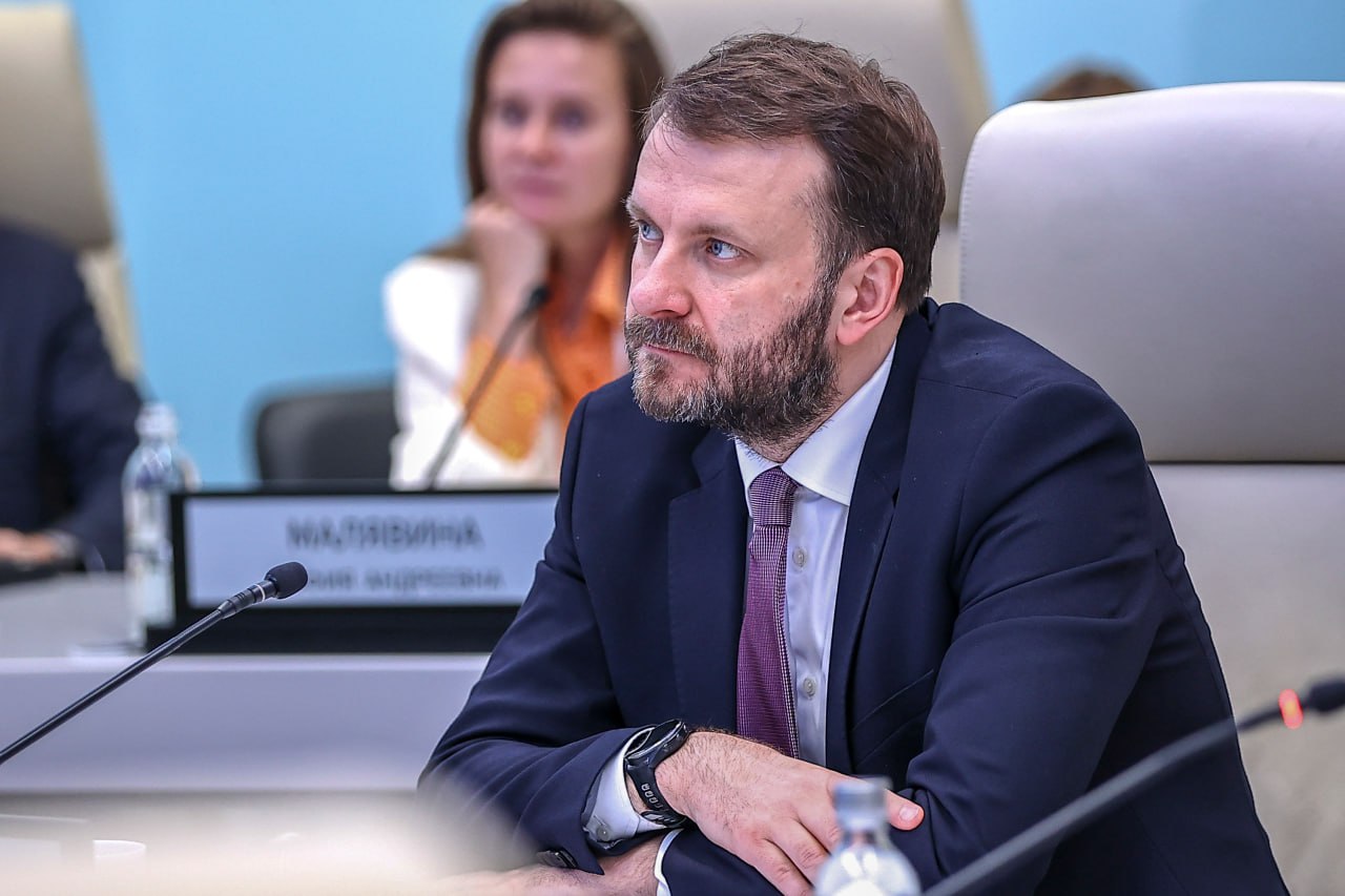 Дмитрий Чернышенко: Пять чемпионатов объединят 350 тыс. профессионалов самого высокого уровня Под председательством вице-премьера Дмитрия Чернышенко состоялось заседание организационного комитета по проведению пяти чемпионатов по профессиональному мастерству. Заместитель руководителя администрации Президента РФ Максим Орешкин отметил, что чемпионаты формируют основу для развития рынка кадров. Он подчеркнул, что на такие мероприятия обращено пристальное внимание, с победителями встречался Президент Владимир Путин. Дмитрий Чернышенко сообщил, что 5 чемпионатов объединят 350 тыс. профессионалов самого высокого уровня. «Благодаря федеральному проекту "Профессионалитет", который с этого года реализуется в рамках нацпроекта "Молодежь и дети", обеспечивается подготовка кадров нового поколения в тесной связке с предприятиями ключевых секторов экономики. Одним из инструментов кооперации образования и бизнеса является проведение таких чемпионатов. Они направлены на реализацию потенциала каждого человека, развитие его талантов, воспитание патриотичной и социально ответственной личности, что является одной из национальных целей развития нашей страны, поставленных Президентом Владимиром Путиным», – заявил вице-премьер. 2025 год объявлен Годом защитника Отечества. По поручению Президента в рамках чемпионатов «Абилимпикс» в этом году впервые пройдет чемпионат по профессиональному мастерству для участников специальной военной операции с инвалидностью. Министр просвещения РФ Сергей Кравцов отметил, что Правительство утвердило концепцию наставничества. «Нам важно, чтобы тема наставничества была максимально отражена в мероприятиях всех чемпионатов. Ключевое направление – работа с призерами и победителями. Чемпионаты помогают нам выявлять наших будущих высококвалифицированных специалистов. Необходимо организовать дальнейшее сопровождение ребят до трудоустройства на ведущие предприятия страны», – отметил министр. По результатам опросов, 60% студентов организаций среднего профессионального образования говорят о том, что они участвовали в профессиональных чемпионатах и конкурсах. Финал чемпионата «Профессионалы» в 2025 году состоится сразу в трех городах: Нижнем Новгороде, Калуге и Санкт-Петербурге. Финал чемпионата высоких технологий запланирован в сентябре в Великом Новгороде. Финал чемпионата для лиц с ОВЗ и инвалидностью «Абилимпикс» пройдет в октябре. В рамках «Абилимпикса» в июле в Республике Татарстан состоится чемпионат по профессиональному мастерству для участников СВО с инвалидностью. #образование