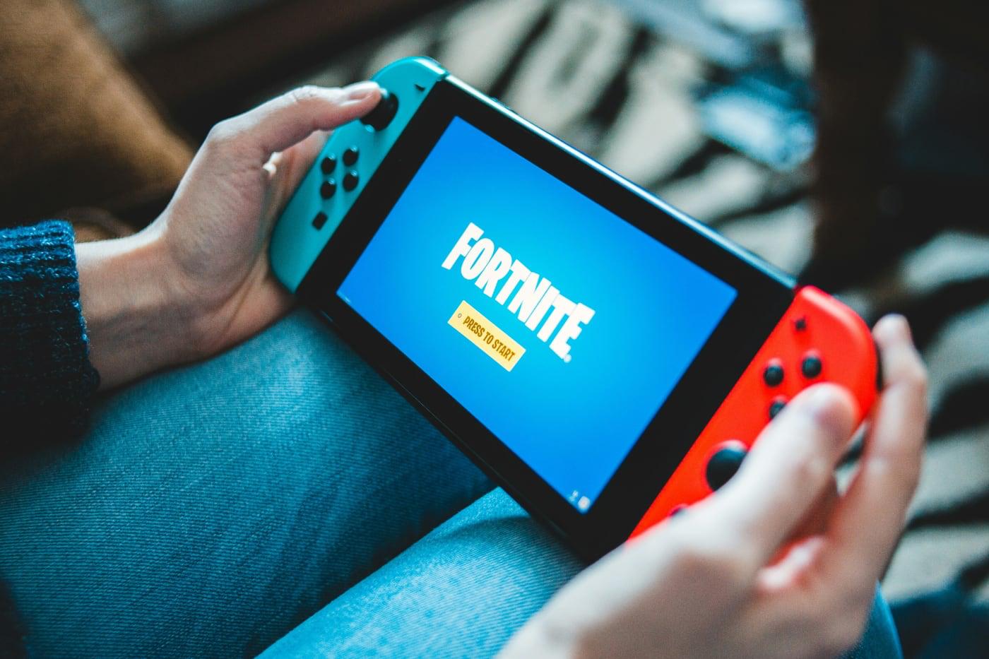 Горелкин Росстандарт не будет вводить ГОСТ для видеоигр Новость о разработке ГОСТа появилась в октябре В СМИ писали что стандарт будет устанавливать критерии классификации компьютерных игр и игрушек изображающих персонажей кино и анимации Однако в ответ на запрос Горелкина Росстандарт опроверг информацию о том что под регулирование будут попадать компьютерные игры Будущий ГОСТ относится к обычным играм и игрушкам которые используются при проведении психолого педагогической экспертизы   www iphones ru 1345122 новости iphonesru