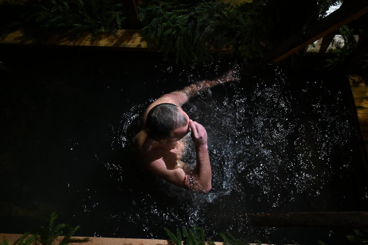 Сотни человек окунулись в крещенскую купель в Якутске Крещенские купания проходят в Якутске с 18 января Освященную купель в столице открыли на Зеленом лугу Несмотря на 33 градусные морозы в сочельник к купели выстраивались очереди На утро 19 января крещенскую купель в Якутске посетили 865 человек В прошлом году 816 сообщили на общегородской планерке Крещенская купель будет открыта до 22 00 часов В ней установлен специальный двухметровый контейнер с деревянны настилом Глубина около двух метров Также на территории развернуты палатки Фото Иван Макеев