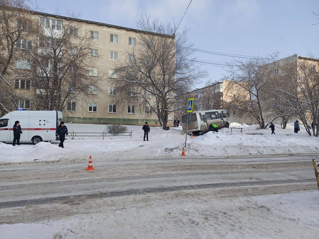 В Каменске-Уральском автобус влетел в пешеходов.   Водителя занесло на снежной дороге. Он выбрал небезопасную скорость. По тротуару в этот момент шел 64-летний мужчина. Он погиб на месте. И 53-летняя женщина. Она в тяжелом состоянии в больнице.