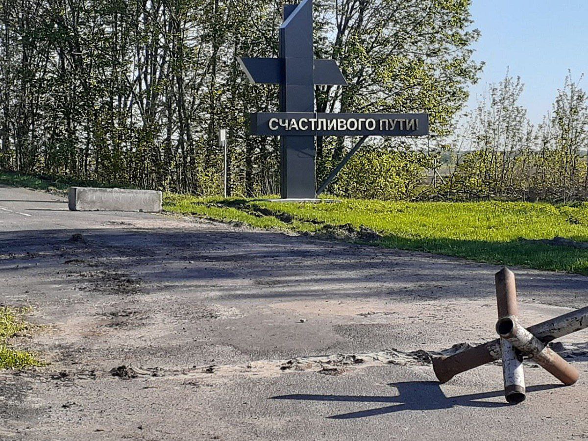 СК начал расследование атак в Рыльском, Большесолдатском и Беловском районах Следственный комитет России приступил к проверке по новым обстрелам, совершённым ВСУ. В результате атак пострадали мирные жители в Курской, Брянской, Белгородской, Ростовской, Херсонской и Запорожской областях. В Курской области от ударов беспилотников пострадали четыре человека в Рыльском районе, один в Беловском и ещё один - в Большесолдатском. - Следственный комитет установит обстоятельства произошедшего и даст правовую оценку действиям всех причастных лиц, - отметили в пресс-службе СК России.