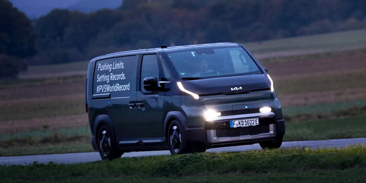 Груженный электрофургон Kia PV5 преодолел рекордные 693 км на одной зарядке Электрический фургон Kia PV5 установил мировой рекорд Гиннесса преодолев более 693 км на одной зарядке при полной загрузке Рекордная поездка длилась более 22 часов и продемонстрировала высокую эффективность и грузоподъемность модели PV5 Cargo оснащен аккумулятором емкостью 71 2 кВт ч предлагает объем грузового отсека до 4 4 м³ и способен перевозить до 790 кг   hightech plus 2025 10 29 gruzhennii elektrofurgon kia pv5 preodolel rekordnie 693 km na odnoi zaryadke