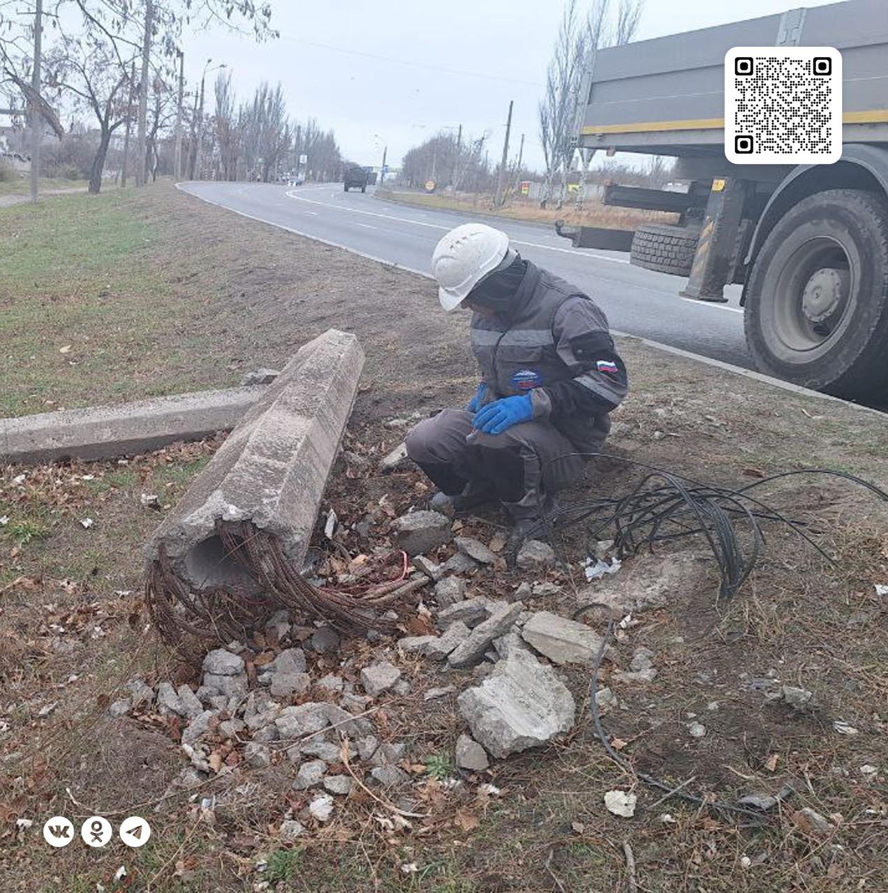 На левобережье «Мариупольгорсвет» демонтировал непригодные электроопоры  Вчера по проспекту 1 Мая на участке от улицы Менделеева в направлении моста через реку Кальмиус специалисты демонтировали 7 поврежденных конструкций, которые могли причинить аварийные ситуации.  С помощью манипулятора «Урал» коммунальщики вывезли эти электроопоры на полигон «Площадка Б» для дальнейшей утилизации.  Техническое состояние опорных конструкций сотрудники МУП АГМ «Мариупольгорсвет» проверили и в других районах города. Также они проложили более 2 600 метров самонесущего изолированного провода, установили 63 новых светильника и очистили от аварийно-опасных веток порядка 400 метров сетей наружного освещения.