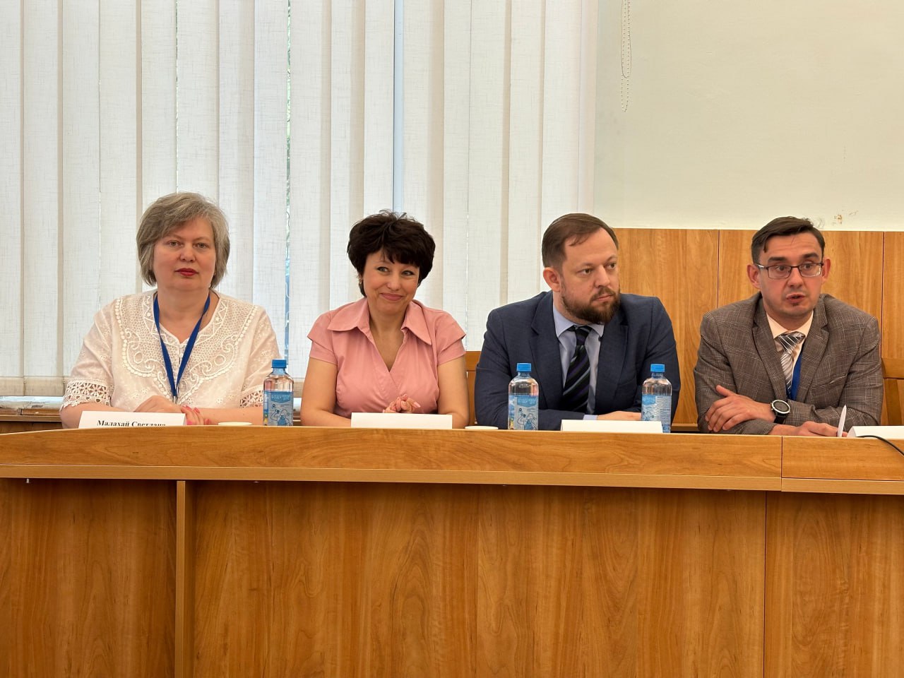В Мелитополе прошла выездная сессия на тему «Дополнительное профессиональное образование как инструмент подготовки кадров для современного рынка труда» Сегодня, 19 июня, в Мелитополе прошла выездная сессия на тему «Дополнительное профессиональное образование как инструмент подготовки кадров для современного рынка труда», в ходе которой с докладом «Профессиональное обучение и дополнительное профессиональное образование отдельных категорий граждан в Донецкой Народной Республике» выступила начальник Управления занятости населения Минтруда ДНР Светлана Малахай. Организаторами сессии выступили: Томский государственный университет, Томский институт дистанционного образования и Мелитопольский государственный университет. В ходе пленарного заседания были проведены: Презентация образовательных проектов и продуктов ТГУ и возможностях для сотрудничества в национальных и федеральных проектах; Панельная дискуссия «Подходы к реализации ФП «Активные меры содействия занятости» в 2025 г. в новых регионах»; Мастер-класс «Навыки, которые работают: разработка образовательных программ с использованием инструмента Роснавык для ФП «Активные меры содействия занятости»; Мастер-класс «Бесшовная цифровая система для приема экзамена по русскому языку как иностранному, истории России, основам законодательства РФ: презентация и практическое применение»; Выступления экспертов и практиков, которые поделились опытом внедрения новаторских подходов к обучению и повышению квалификации. Также участники сессии имели возможность обменяться мнениями по вопросам адаптации образовательных программ к требованиям рынка и потребностям работодателей. Событие стало платформой для выработки рекомендаций по совершенствованию системы дополнительного профессионального образования в ДНР с целью повышения конкурентоспособности специалистов.