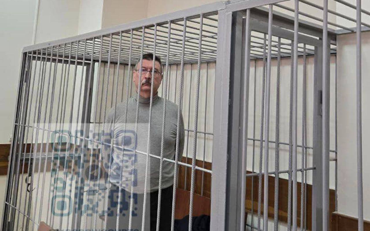 На имущество начальника отдела управления государственного архитектурно-строительного надзора Министерства обороны РФ Юрия Кожевникова наложен арест.  Кожевников является фигурантом уголовного дела. Его подозревают в получении взятки. По версии следствия, между госзаказчиком и несколькими коммерческими организациями были заключены контракты на строительство объектов под Калининградом.  Кожевников получил взятки в виде денег и имущества за выдачу заключений о вводе объектов в эксплуатацию.