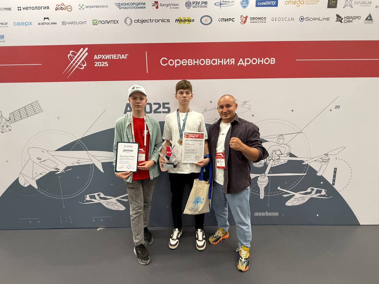Школьник из Салехарда - лучший оператор дронов в стране Роман Филинович из салехардской школы №6 одержал победу на международном форуме «Беспилотные системы: технологии будущего» в Москве, показав лучшее время среди всех участников. Его задача была непростой: доставить аптечки в указанные точки и точно посадить беспилотник. Роман справился быстрее всех - всего за 2 минуты 19 секунд, установив рекорд турнира. Роман стал лучшим в миссии «Поиск и спасение людей в чрезвычайных ситуациях». Его верный наставник - Михаил Балацкий. Этот успех стал возможен благодаря программе развития беспилотных технологий в ЯНАО, которую инициировал губернатор Дмитрий Артюхов. В округе открыты учебные площадки, где школьники и студенты осваивают управление дронами. Такие проекты помогают молодёжи Севера получать перспективные навыки и побеждать на всероссийских соревнованиях. Поздравляем Романа и его наставника Михаила с победой! Фото: департамент образования ЯНАО Администрация Салехарда Подписаться