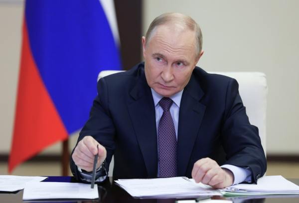 Владимир Путин подписал закон о цифровизации материнского капитала  Документ предусматривает упрощение доступа к средствам и ускорение выплат.  Теперь от рождения ребёнка и передачи через «Госуслуги» информации об этом до получения сертификата будет проходить пять дней. Также сокращается срок межведомственного взаимодействия по вопросу оформления материнского капитала — он будет составлять 48 часов.  Документ, подписанный президентом России, размещён на официальном сайте правовых актов.    Подпишись на «Говорит Москва»