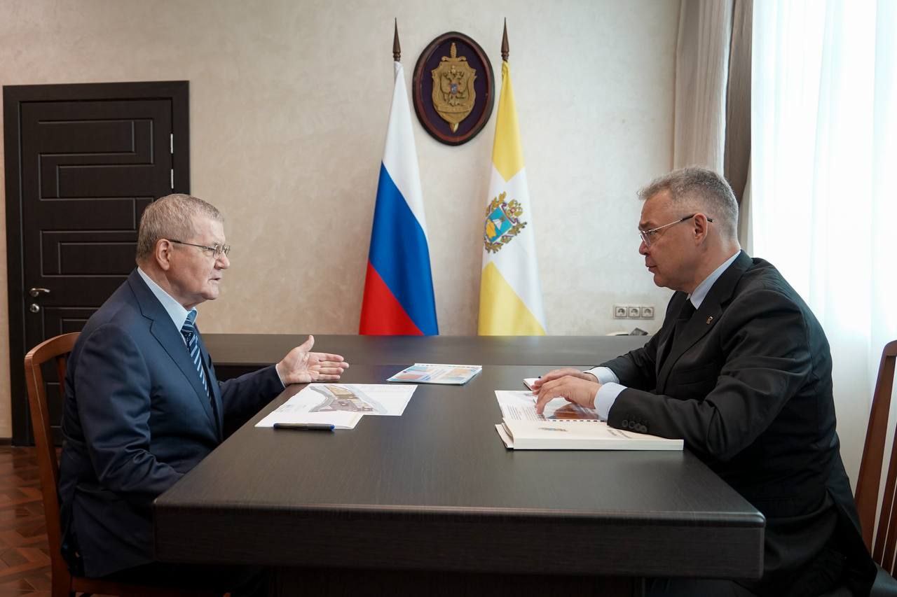 Полпред Президента провел рабочую встречу с губернатором Ставрополья  Полпред Президента в СКФО Юрий Чайка посетил Ставрополь с рабочим визитом. В рамках поездки он провел встречу с губернатором Владимиром Владимировым. Обсуждены ключевые вопросы развития края.  Губернатор доложил о ходе уборочной кампании: аграрии собрали свыше 10 млн тонн зерна без учета кукурузы — рекордный результат, в 4 раза превышающий потребности региона. Такого уровня удалось достичь благодаря инвестпроектам, господдержке и профессионализму сельхозпроизводителей.  Также речь шла о краевой программе «Герои Ставрополья»: 39 участников СВО проходят стажировку в органах власти.   Рассмотрены также итоги полугодия: индекс промпроизводства вырос на 2,5%, за счёт легкой промышленности, выпуска техники и электроники.
