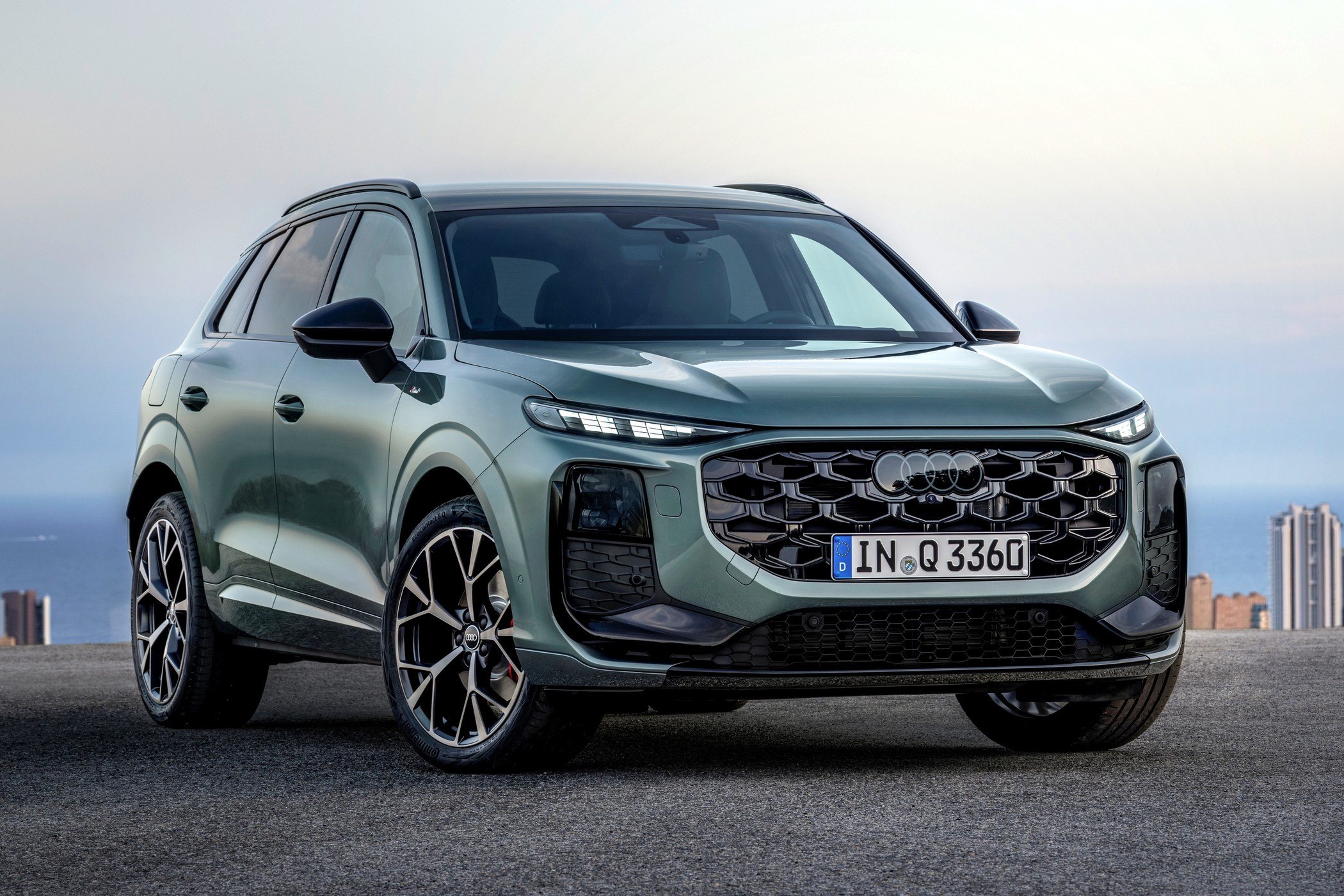 Audi представила обновленный Q3 в новом дизайне с узкими фарами. На выбор бензин до 265 л.с. или дизель 150 л.с. , а в топе — 272-сильный гибрид с запасом хода 119 км только на электротяге. Руль стал овальным, убрали отдельный блок климата, а отделка салона из переработанного вторсырья. Стоит от 4 млн рублей €44 600 . Как вам дизайн?