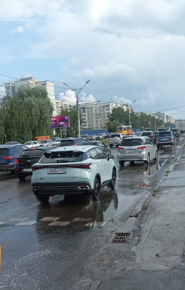 МБУ «Автодорстрой» контролирует работу ливнеприемных колодцев на улице Попова Сегодня, 14 июля, в результате выпадения осадков подтопило участок дороги по улице Попова в районе здании 99 А. Дорожная бригада оперативно провела очистку ливневок для увеличения пропускной способности. В связи с прогнозом погоды на ближайшие сутки во всех дорожно-эксплуатационных участках сформированы дежурные бригады на случай подтоплений. Напоминаем жителям города, центральная диспетчерская служба МБУ «Автодорстрой» работает в круглосуточном режиме, обратиться можно по тел. 504-360.