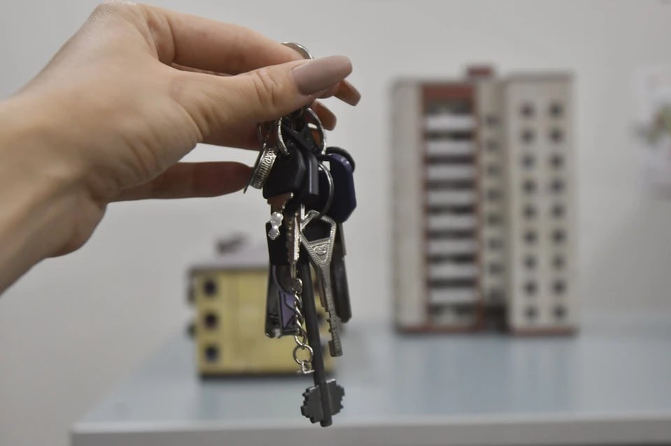 В ЛНР завершается первый этап строительства 17-этажного дома В ЛНР строится новый жилой комплекс на 120 квартир, благодаря предприятию, работающему в рамках свободной экономической зоны. Об этом сообщает «Фонд развития территорий». На текущий момент 32 организации, действующие в новых регионах, являются участниками СЭЗ и занимаются реализацией проектов, направленных на формирование благоприятных условий для проживания. - В Луганске, завершается первый этап возведения дома ЖК «Реновация», после чего строители приступят к армированию конструкций с последующим возведением стен, - рассказал генеральный директор ФРТ Василий Купызин. Завершение строительства и ввод дома в эксплуатацию намечены на конец 2026 года.